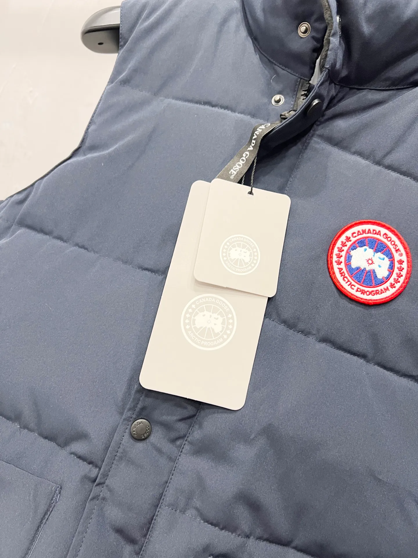 P330 model number: YC27 Canada goose/Canada Goose 4154M Freestyle Crew down vest, using international 50 down, genuine original clothing, pay attention to the version, YKK double zipper, velvet on the back collar, more warm, zippered hidden pocket on the inside, genuine mesh pockets on the inside, you need to compare with the genuine product at any time, the accessories are all original factory custom-made, the fabric is molded and customized according to the authentic original version It can be restored by kneading it at will (fabric interpretation: the harder the fabric, the better the waterproof performance. Only those who buy the latest authentic version this year will notice the softness and comfort of the fabric. Soft fabrics are waterproof and have memory rebound function, which is the authentic fabric). The down is synchronized with genuine white duck down, fluffy and not clumps. The original version of Big Goose is white duck down. It is not the goose down boasted by the world's random copywriting. It can be verified through any official channel. Customized authentic YKK double zipper military-grade copper core zipper puller. High hardness and no jamming. The original smoothness is restored. The workmanship and wiring are all controlled by workers with more than ten years of service. They must be horizontal and vertical. No crookedness. The inner wiring density is more sophisticated. Feel free to compare. Big goose label. Collar label. Washed label. Hangtag. Zipper rope. Pocket label. Collar velvet. Buttons. All details are updated simultaneously with the original version. The best version. A fighter in a world-famous vest. Compare to the entire network. Color: Black White Navy Blue Gray Gray Gray Label Size: S-XXL
